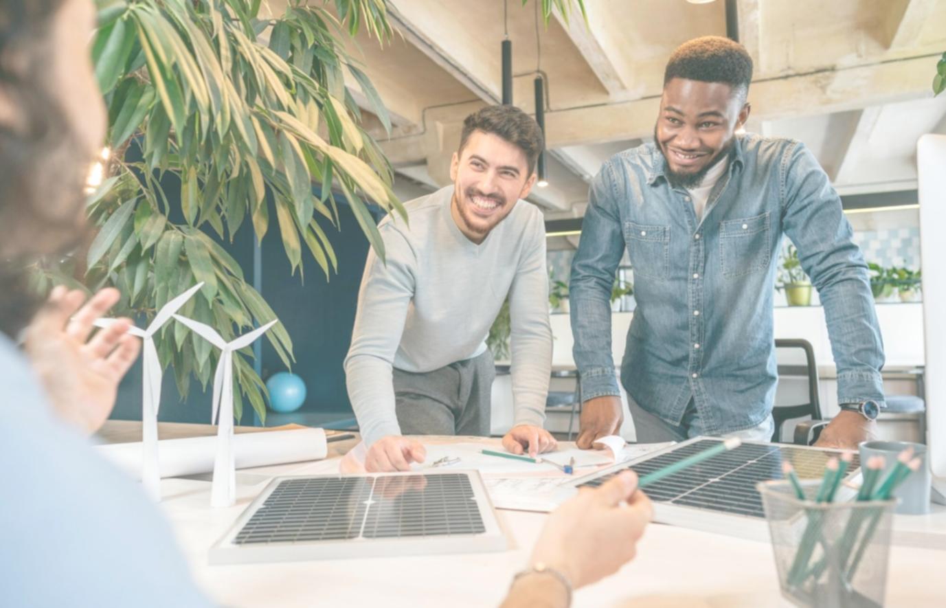 Personne travaillant sur son budget personnel avec un ordinateur et des notes